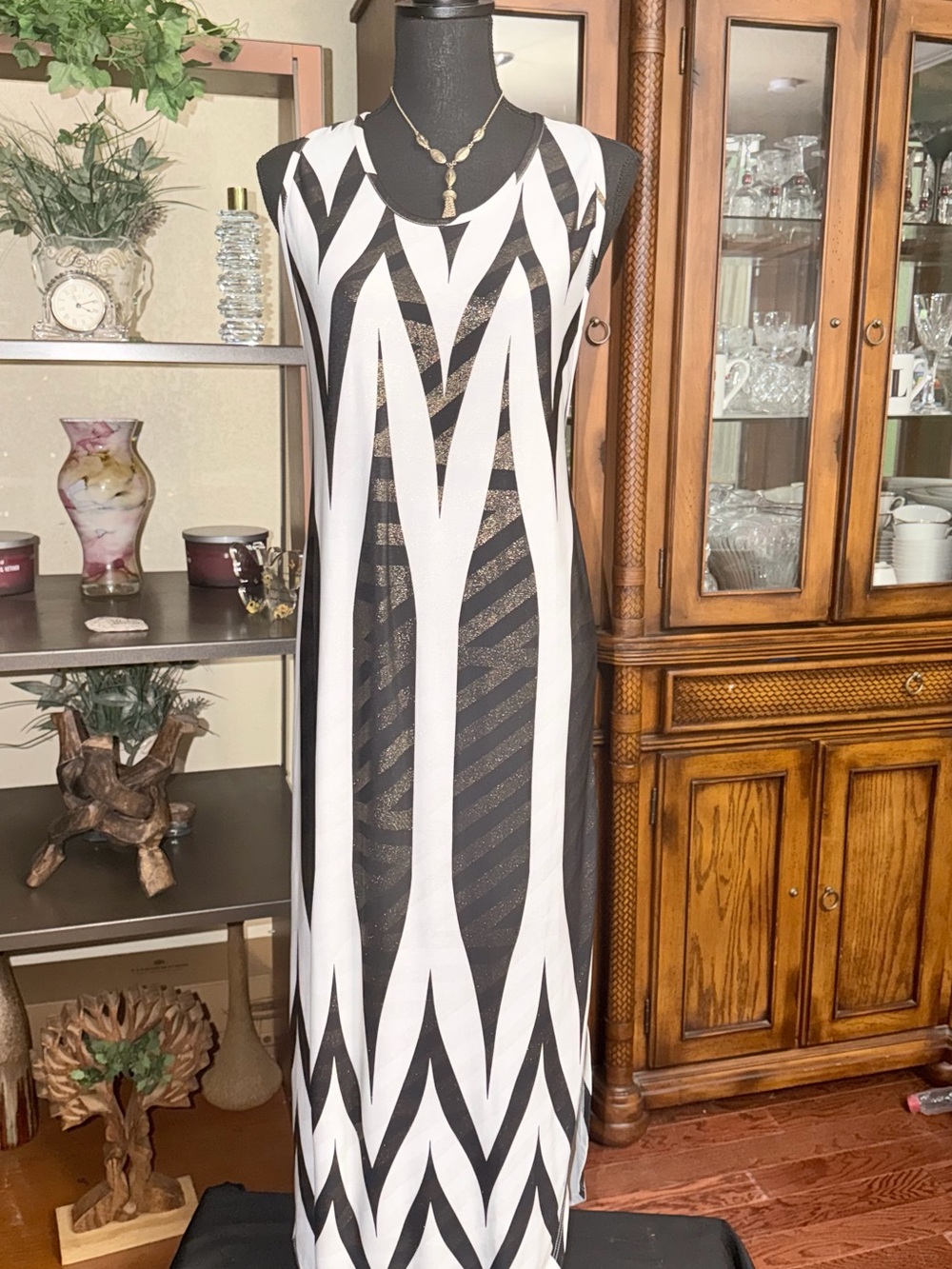 Black and White Geometric Maxi Dress – Sleeveless Elegant Design